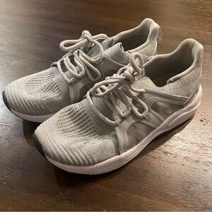 Fabletics Carlinga Performance Sneaker Light Gray Knit Athletic Shoes Womens 6.5